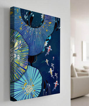 Scène sous-marine vibrante avec des carpes koï et un motif floral abstrait