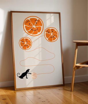 Ilustración juguetona de naranjas con un gato y ovillo de hilo