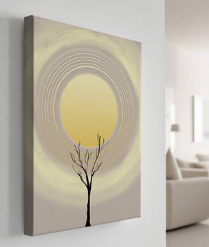 Silueta estilizada de un árbol con círculos concéntricos y un sol grande
