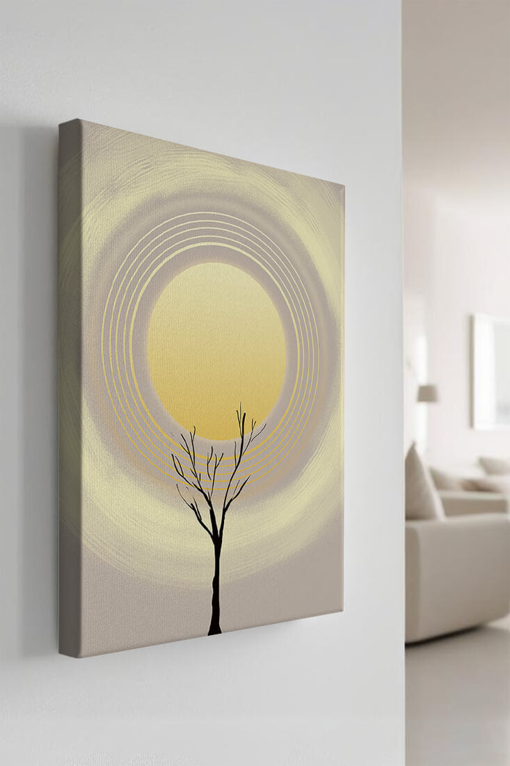 Silueta estilizada de un árbol con círculos concéntricos y un sol grande