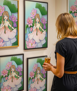 Illustration fantaisiste d'une jeune fille aux cheveux tressés parmi des fleurs de lotus