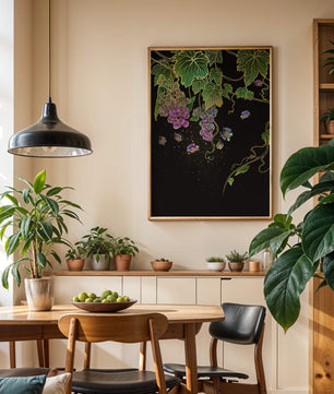 Uvas elegantes y mariposas sobre un fondo oscuro