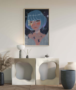 Portrait surréaliste d'une figure mystique aux cheveux bleus et aux papillons