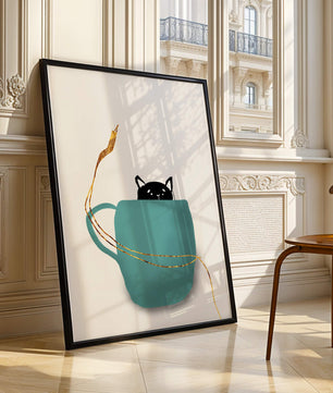 Katze in blaugrüner Tasse mit goldenen Elementen