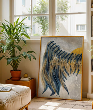 Arte de plumas abstractas con detalles dorados sobre fondo texturizado