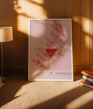 Elegante copa de cóctel roja sobre un fondo texturizado rosa