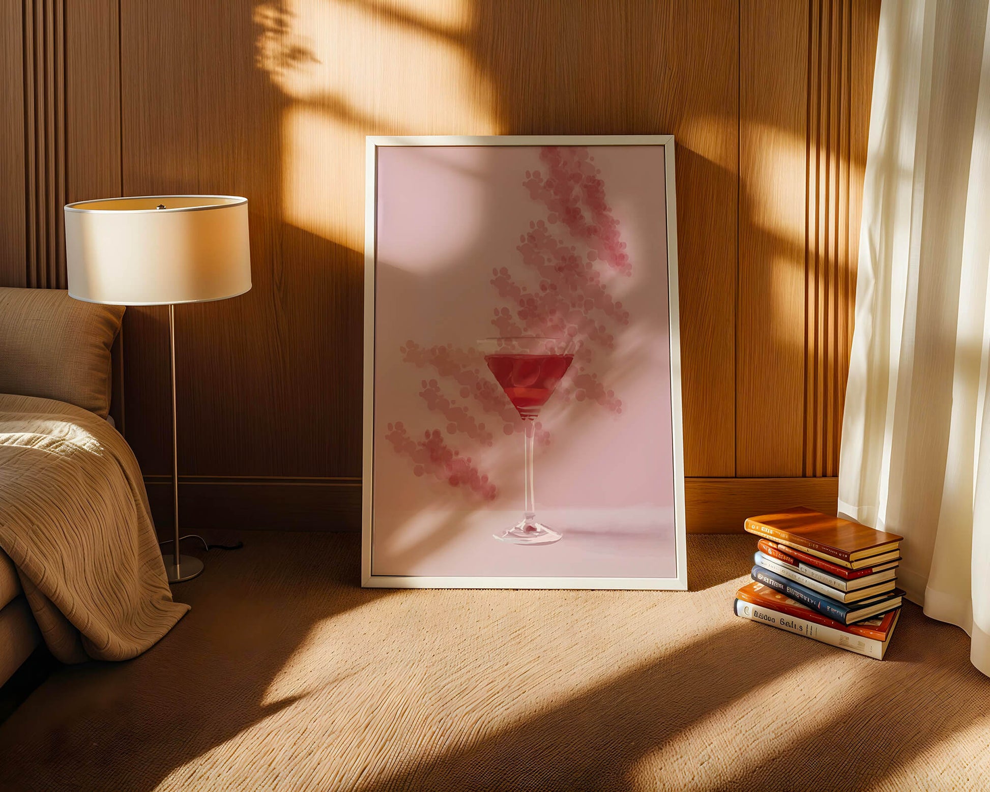 Elegante copa de cóctel roja sobre un fondo texturizado rosa