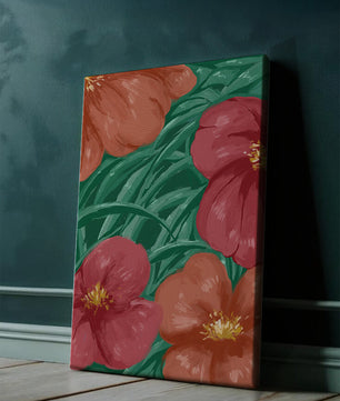 Lebendige Blumenkomposition mit roten und orangefarbenen Blüten auf grünem Laub