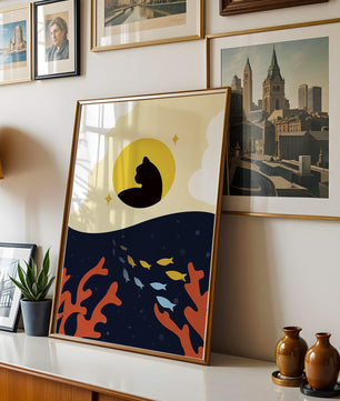 Ruhiges abstraktes Design mit Katzensilhouette und lebendiger Unterwasserszene