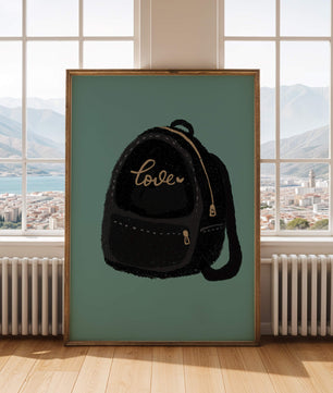 Elegante mochila negra con detalles dorados e inscripción de amor