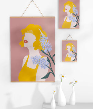 Retrato de una mujer con cabello amarillo y elementos florales sobre fondo rosa
