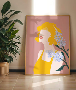 Retrato de una mujer con cabello amarillo y elementos florales sobre fondo rosa