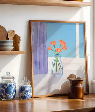 Jarrón con flores naranjas junto a una ventana con cortinas moradas