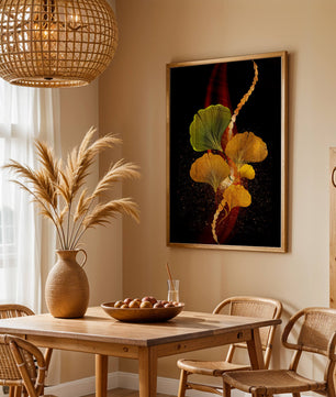 Art abstrait floral avec des feuilles de gingko dorées et un fond sombre