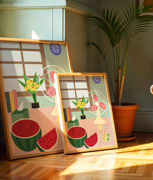 Nature morte sur le thème de l'été avec pastèque, éventail et fleurs dans un intérieur lumineux