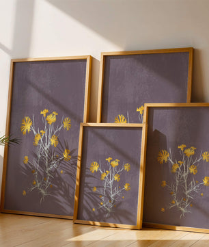 Gelbe Blumen vor einem strukturierten violetten Hintergrund