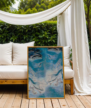 Pintura texturizada abstracta en azul y crema con patrones giratorios