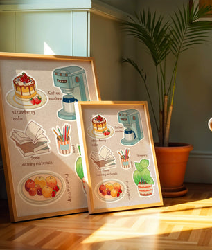 Elementos esenciales del hogar acogedor que incluyen pastel de fresa, cafetera y materiales de estudio