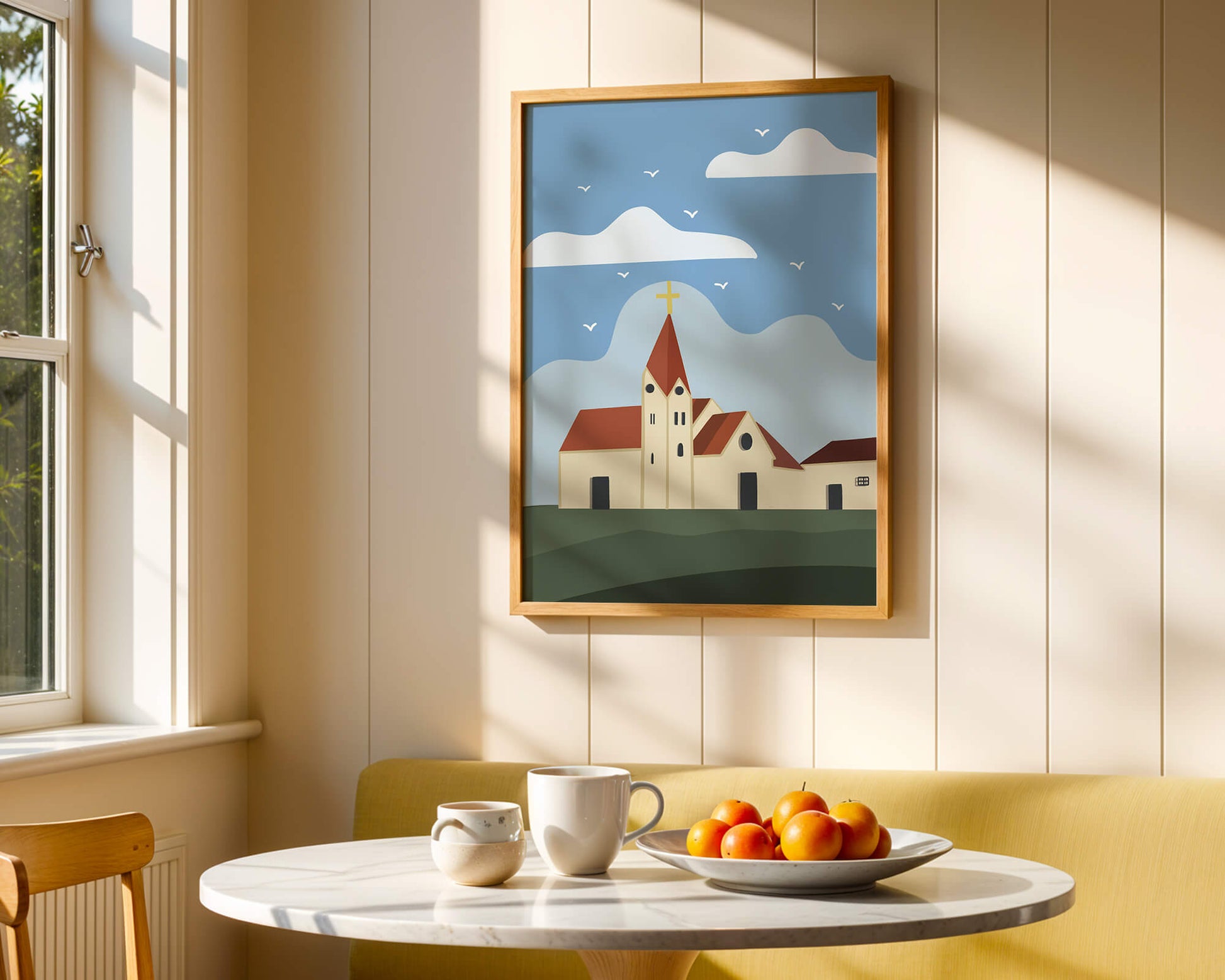 Paisaje idílico de iglesia con cruz dorada y cielo azul