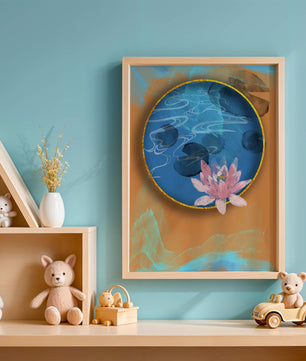 Abstrakte Seerosenkunst mit goldenen Akzenten auf blauem und orangefarbenem Hintergrund