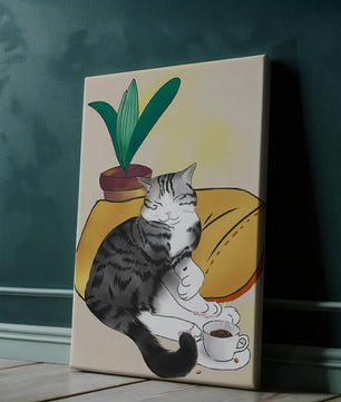Entspannte Katze mit Kaffee und Pflanze auf gemütlichem Kissen