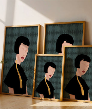 Femme élégante aux cheveux courts et boucles d’oreilles dorées sur un fond à motifs