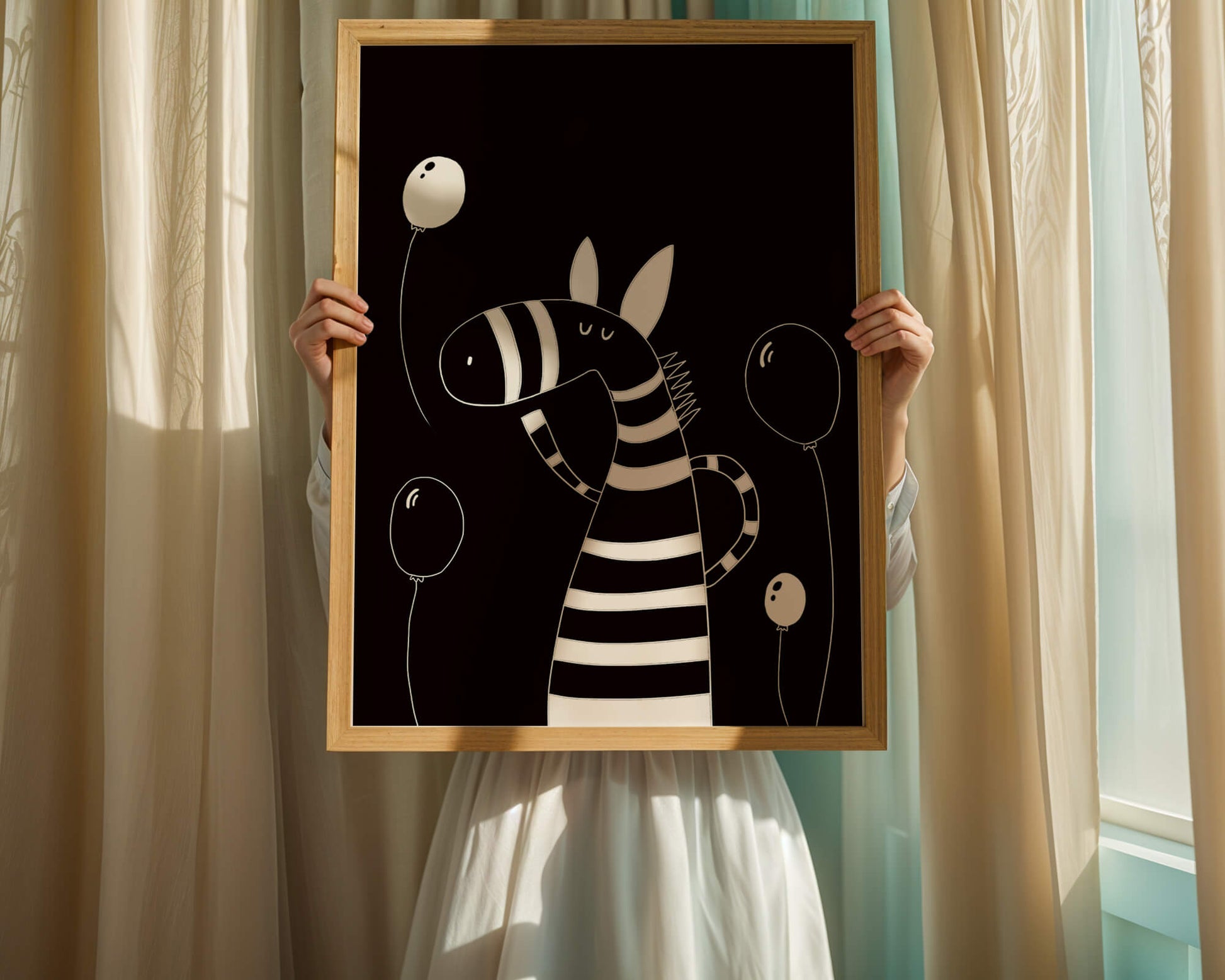 Cebra juguetona con globos en arte minimalista en blanco y negro