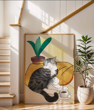 Entspannte Katze mit Kaffee und Pflanze auf gemütlichem Kissen