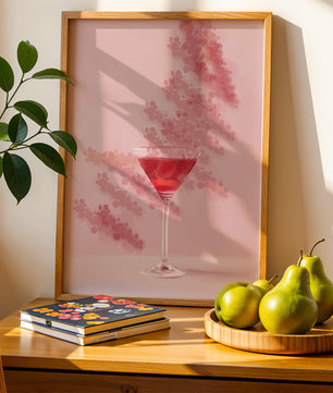 Elegante copa de cóctel roja sobre un fondo texturizado rosa
