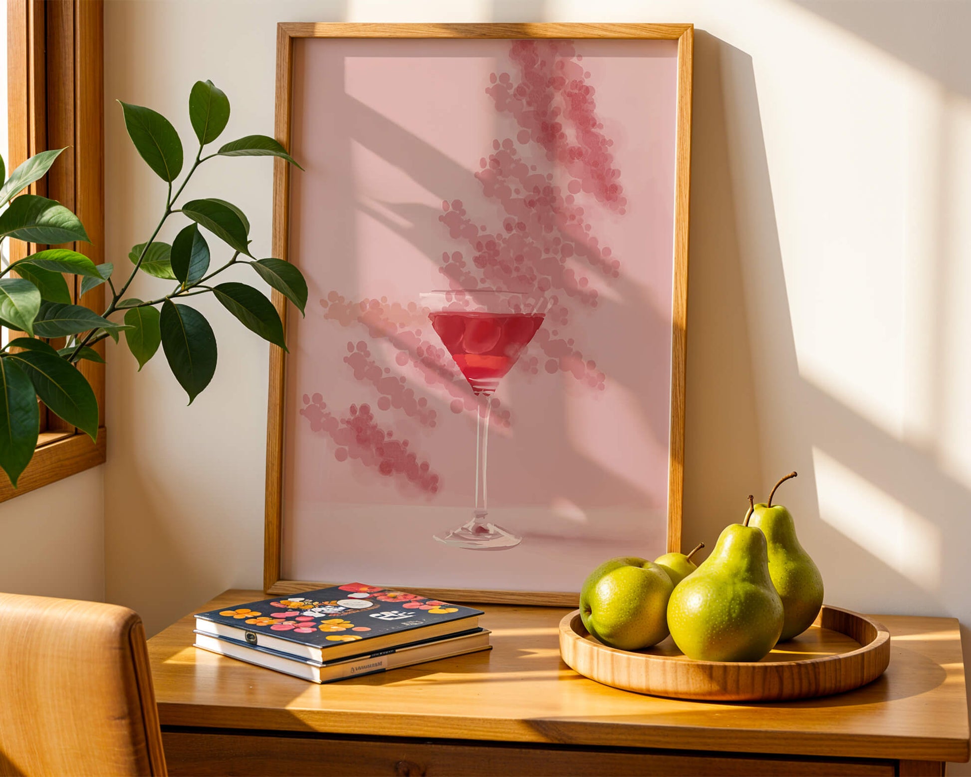 Elegante copa de cóctel roja sobre un fondo texturizado rosa