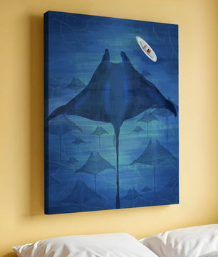 Escena submarina serena con mantarrayas y una canoa solitaria