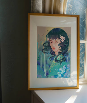 Retrato onírico de una niña con elementos florales y fondo natural