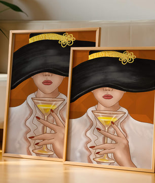 Femme avec un chapeau noir orné d’une touche dorée tenant un verre à cocktail