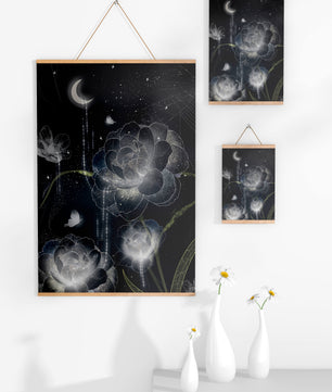 Fleur nocturne avec floraisons au clair de lune et papillon illuminé