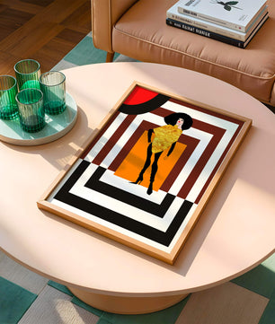 Ilustración de moda con figura en dorado y fondo geométrico