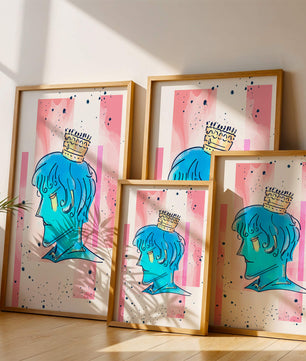Illustration artistique d’un personnage au visage bleu avec une couronne dorée sur un fond abstrait