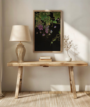 Uvas elegantes y mariposas sobre un fondo oscuro