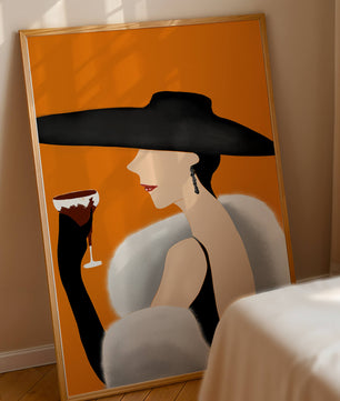 Femme élégante avec un chapeau noir et une fourrure blanche avec un verre de vin