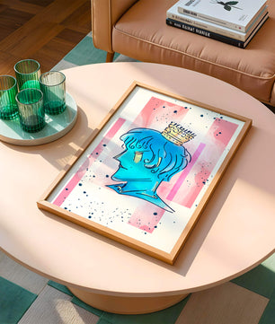 Illustration artistique d’un personnage au visage bleu avec une couronne dorée sur un fond abstrait