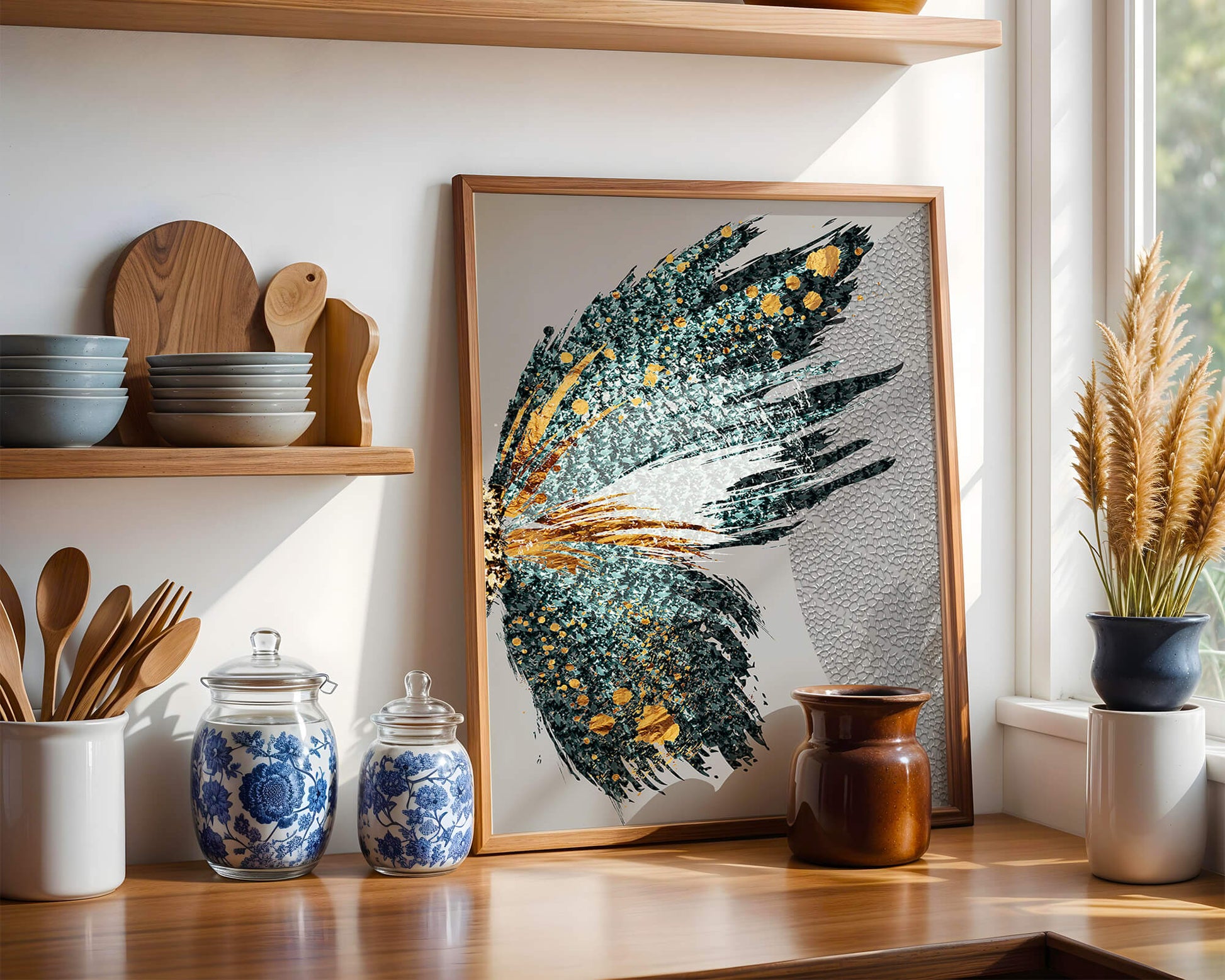 Ala de mariposa abstracta con detalles turquesa y dorados