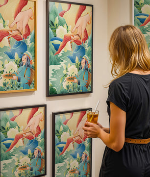 Escena ilustrativa de la cultura del té con montañas y elementos florales