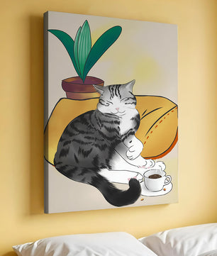 Entspannte Katze mit Kaffee und Pflanze auf gemütlichem Kissen