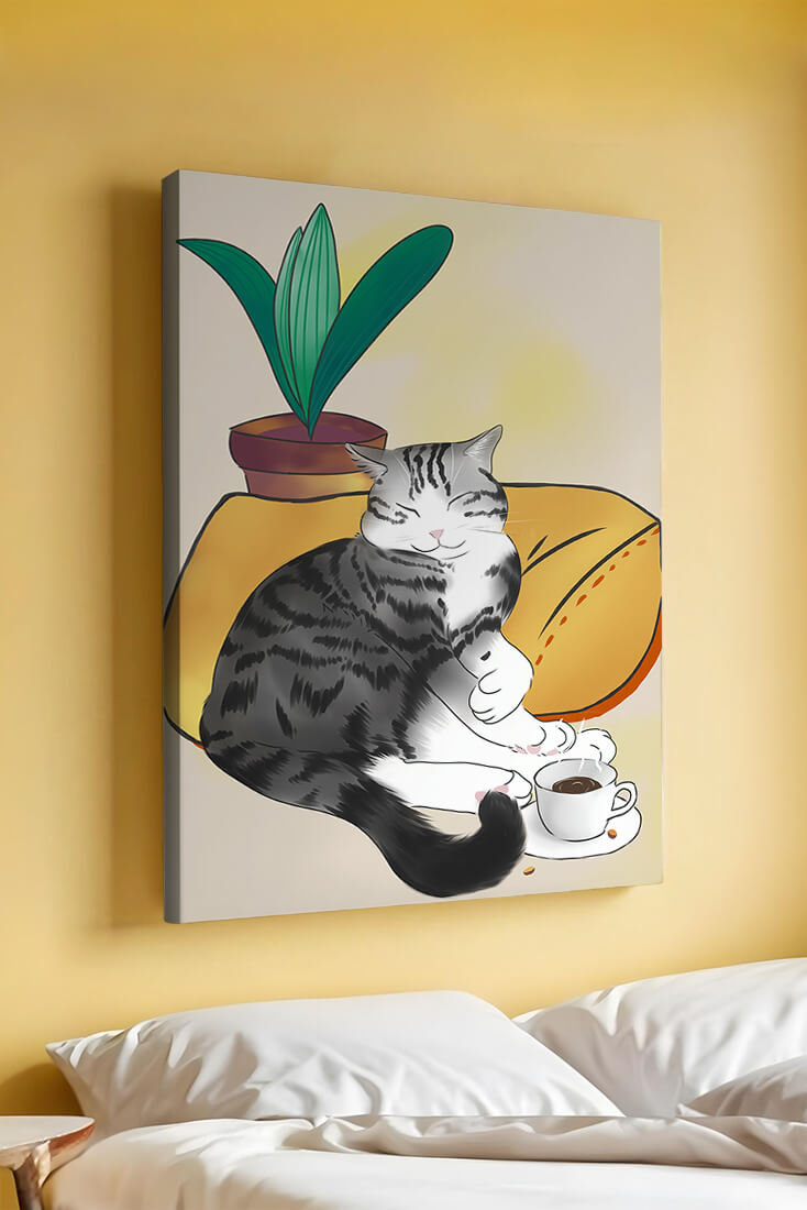 Entspannte Katze mit Kaffee und Pflanze auf gemütlichem Kissen