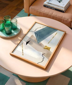 Abstraktes geometrisches Kunstwerk mit goldenen Akzenten und dynamischen Formen