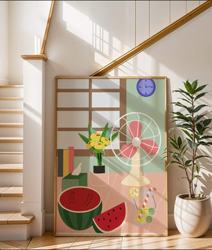 Nature morte sur le thème de l'été avec pastèque, éventail et fleurs dans un intérieur lumineux