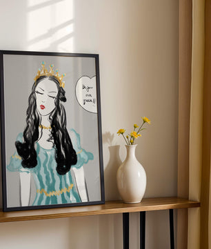 Femme élégante en robe turquoise avec une couronne dorée