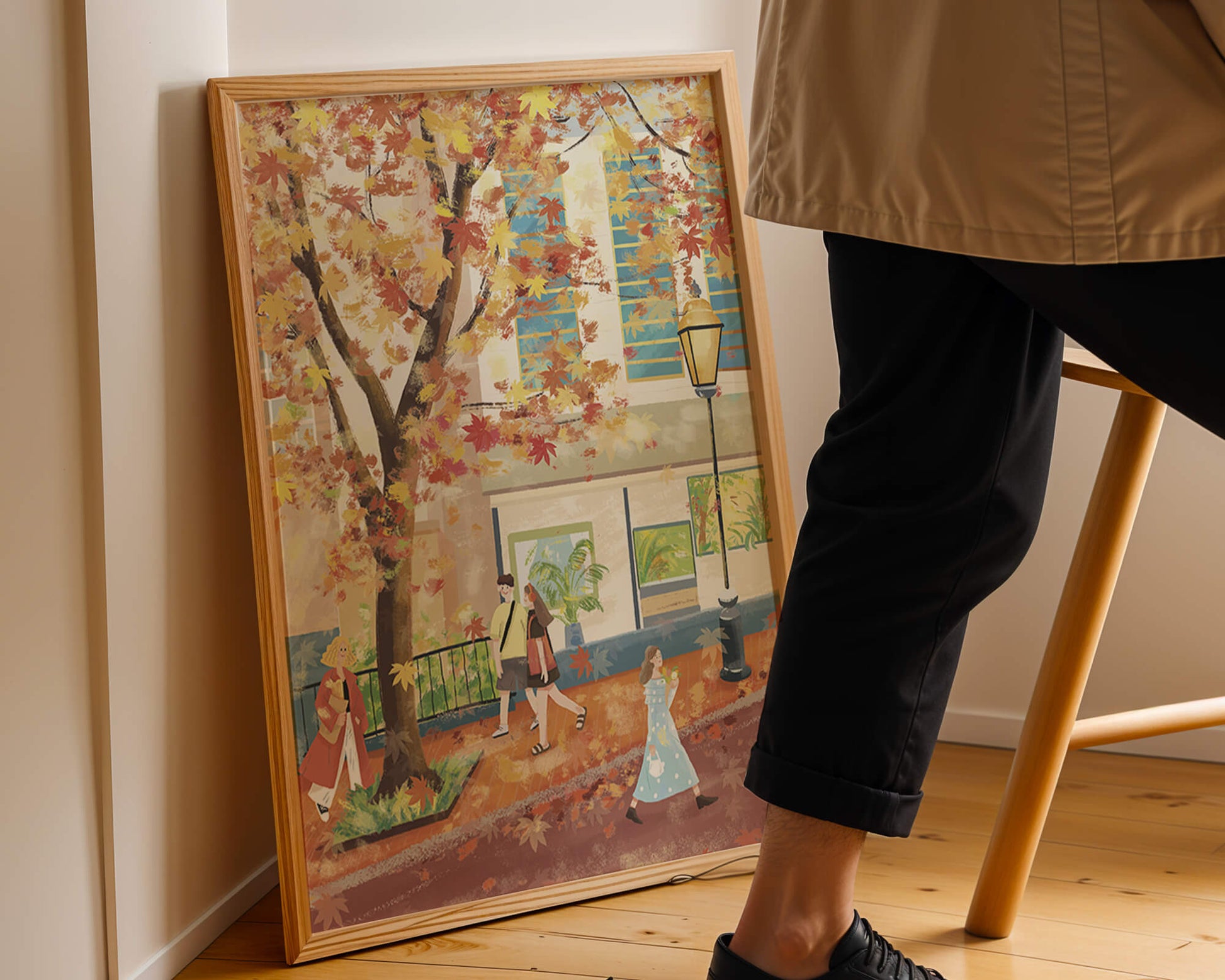 Calle de la ciudad en otoño con hojas coloridas y personas caminando