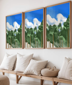 Malerische Waldlandschaft mit blauem Himmel und flauschigen Wolken