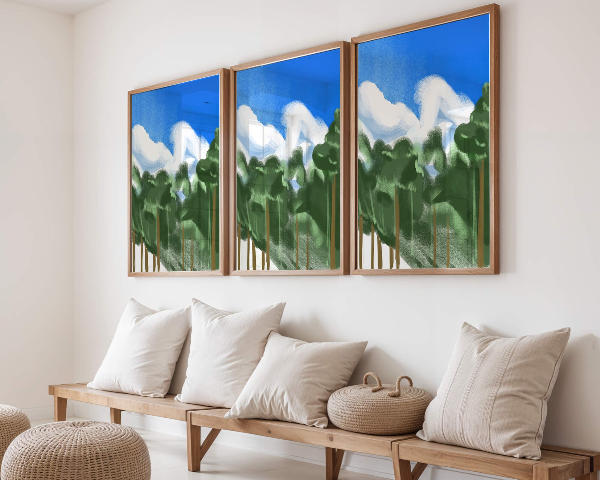 Malerische Waldlandschaft mit blauem Himmel und flauschigen Wolken