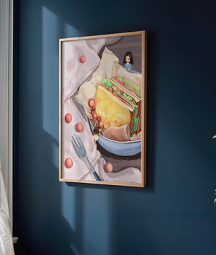 Niñas miniatura caprichosas cerca de un sándwich con tomates y tenedor